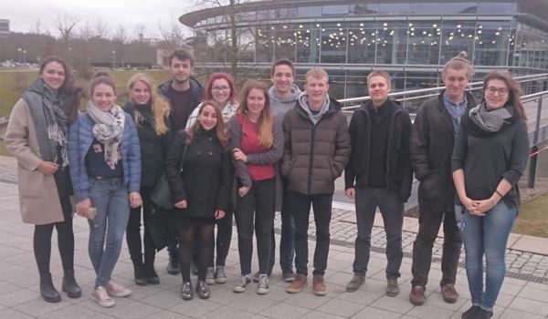 Die 12 Teilnehmer versammeln sich für ein Gruppenbild vor der Ostbayerischen Technischen Hochschule Regensburg am 18.3.17. Repräsentiert sind fünf Studiengänge und Hochschulen.