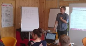 Lukas Reichl von der TU Dresden lässt die Teilnehmer bewusst an verzwickten Fun- und Wissensfragen scheitern. Das gemeinsame Spiel lockert auf und stärkt den Gemeinschaftssinn für den Rest des Tages.